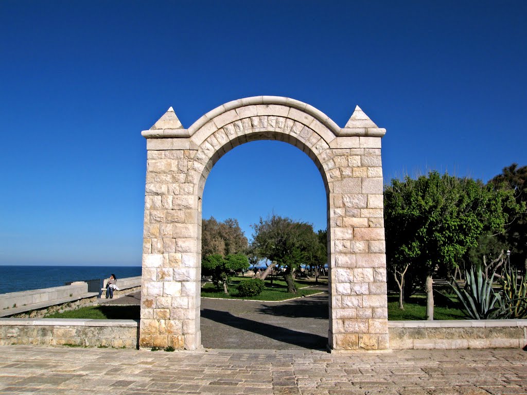Trani (Puglia). Villa comunale, larco del fortino. Scattata il 2013/04/16 15:59:50.