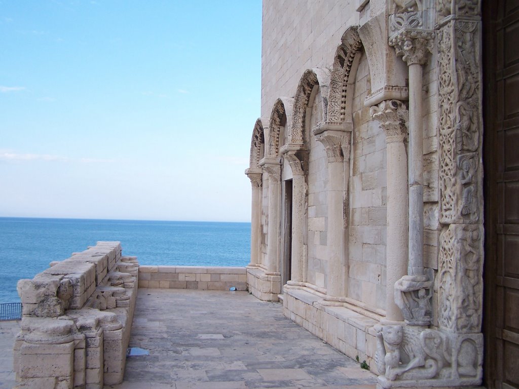 Trani - La terazza bianca sul mare