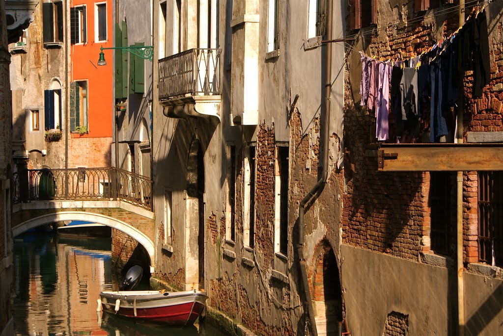 Die Sonne scheint in einen engen venezianischen Kanal