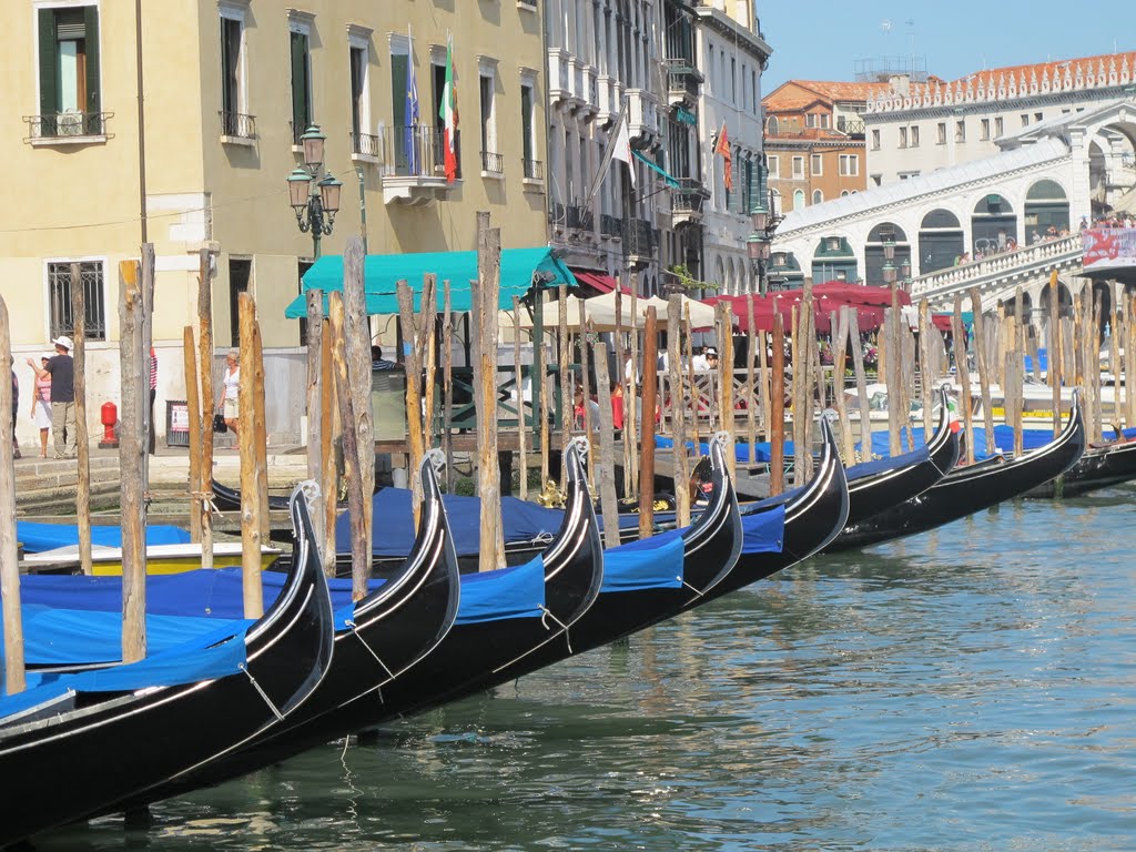 Parcheggio gondole... Parking in Venice