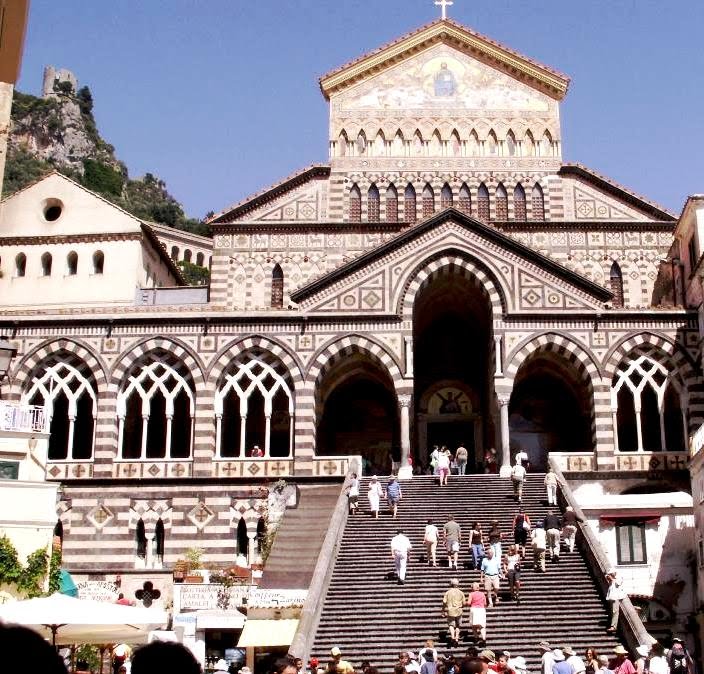 AMALFI. CATEDRAL. A la cripta shi conserven les relíquies de Sant Andreu. Aquest apòstol és el patró de la ciutat i de tota la regió dAmalfi.