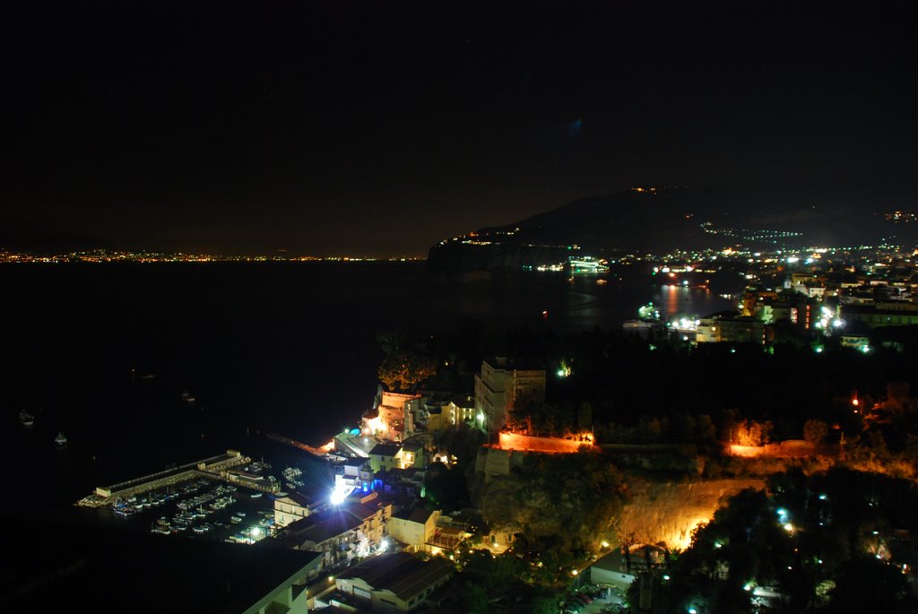 Sorrento: nightview di Marina Grande e Sorrento da via Capodimonte