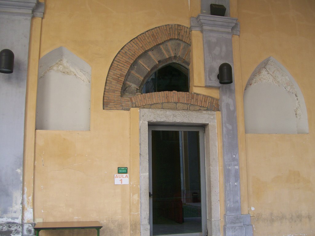 particolare ingresso sala rossa