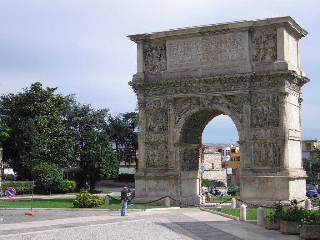 Arco Traiano (lato città)