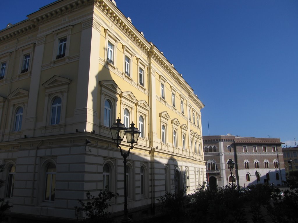 ombre della rocca sul palazzo del governo