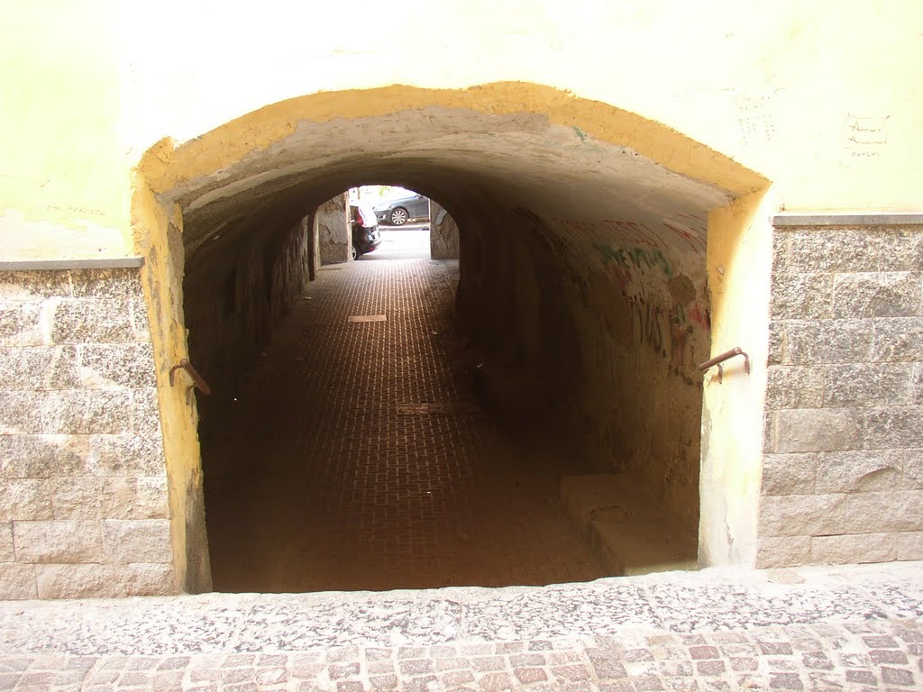 VICO PEDONALE CHE COLLEGA "LARGO SPIRITO SANTO" A "VIA BONITO" VISTO DA "LARGO SPIRITO SANTO" - CASTELLAMMARE DI STABIA (NA)