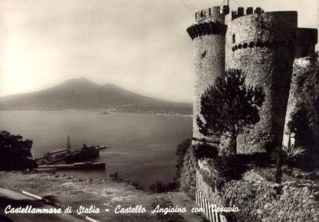 Castello Angioino con Vesuvio