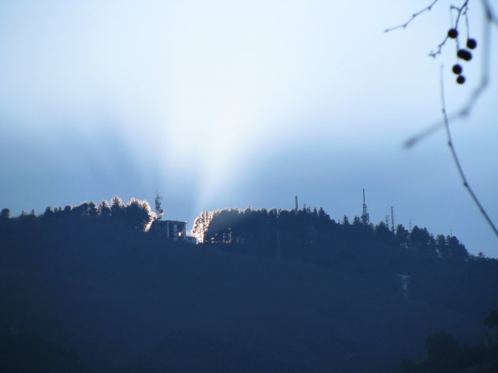 Unusual sunrise: il sole cala dietro la stazione della funivia