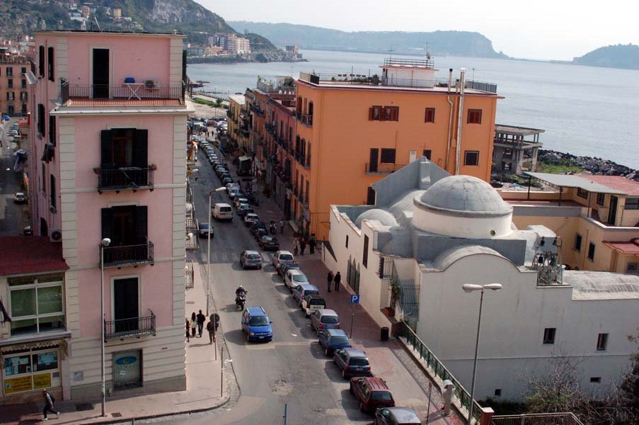 Panorama dal rione Terra di via Napoli con la chiesa di San Vincenzo