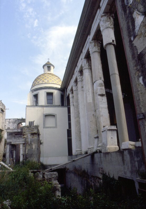 1986 - Rione Terra scorcio del Duomo dedicato a San Procolo con tempio di epoca romana dedicato ad Augusto