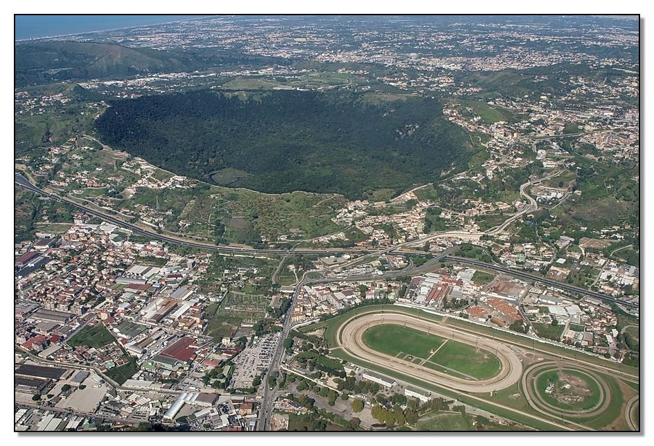 Gli Astroni - Nationalpark, Agnano Therme (Aerial View 10/2009)