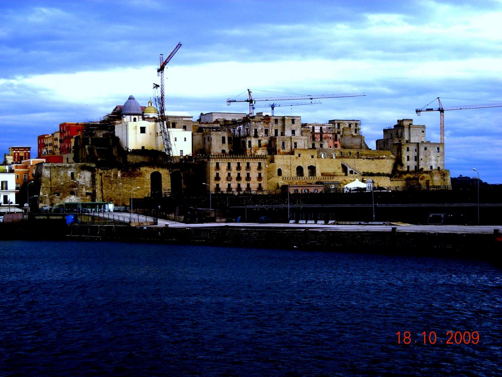 pozzuoli porto e castello dal traghetto