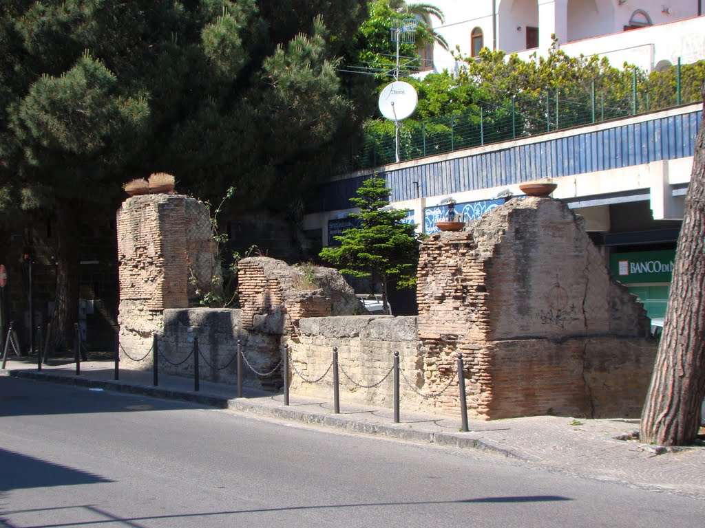 Pozzuoli - I resti romani davanti al Banco di Napoli