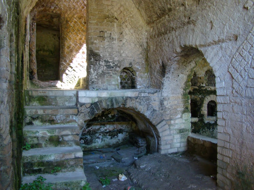 Pozzuoli - Via Celle - Necropoli romana - LInterno