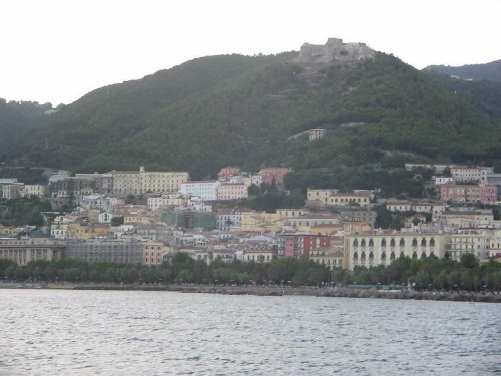 15-08-05 - Salerno, Panorama dal Traghetto, sul promontorio il Castello Arechi