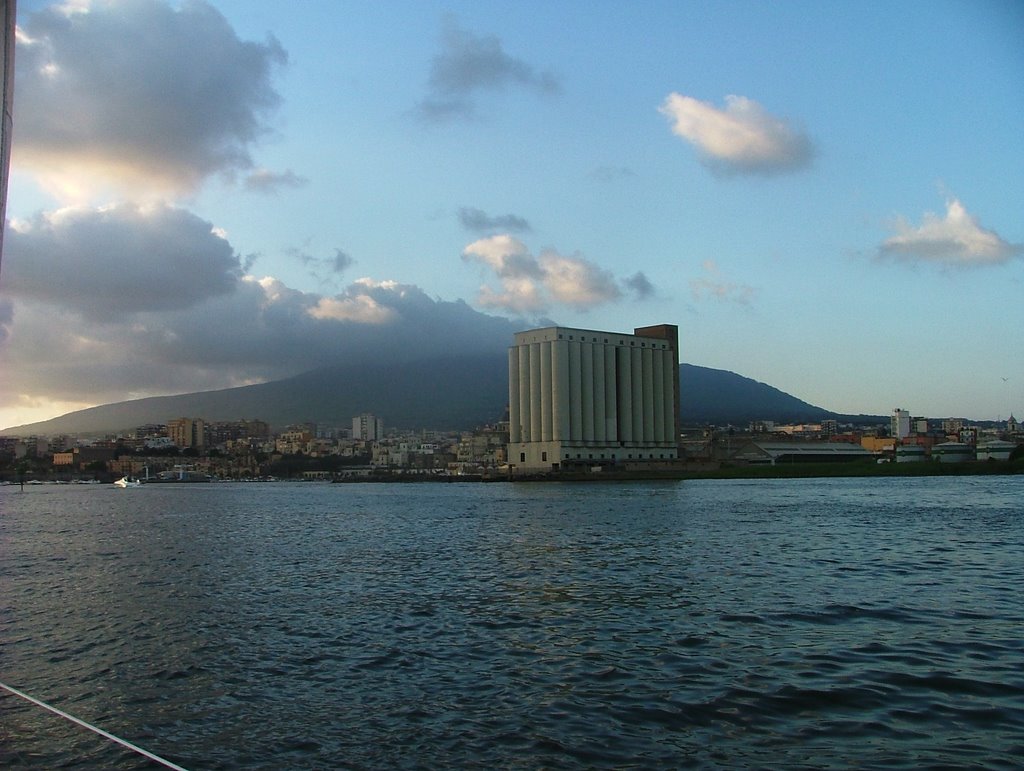 Silos con sfondo del Vesuvio