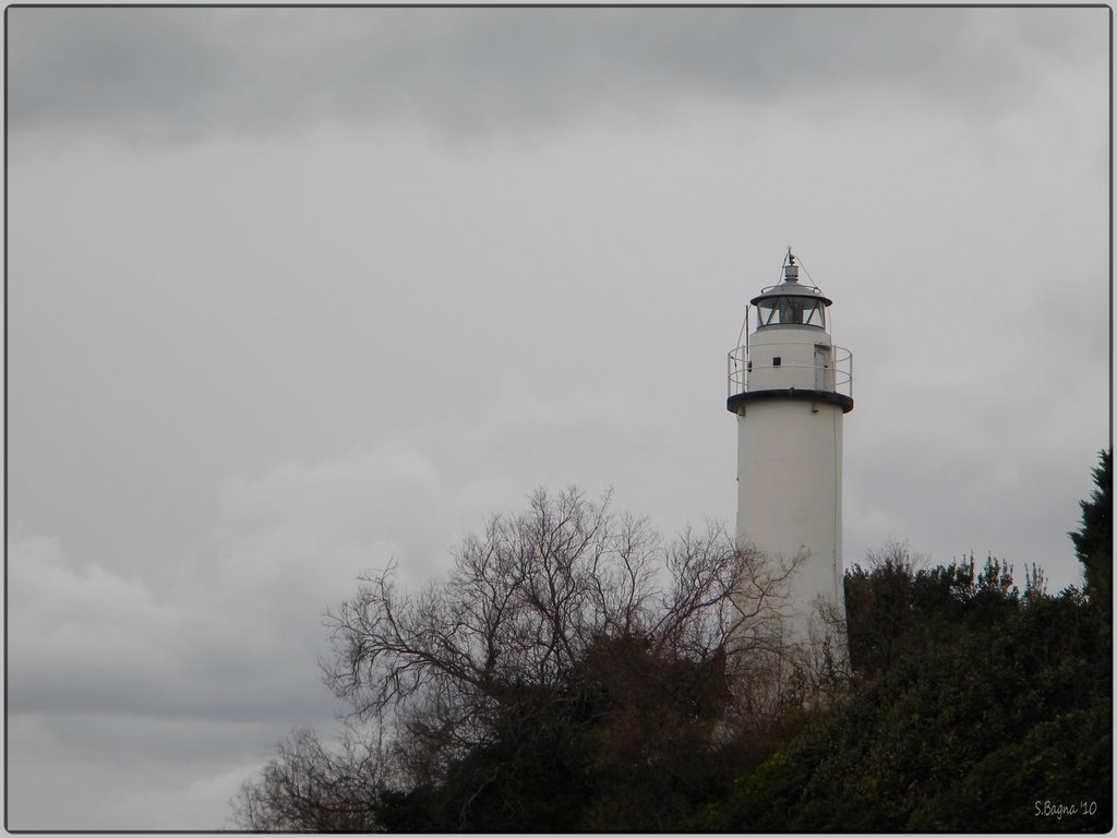 Genova, Corso Italia: il faro di Punta Vagno