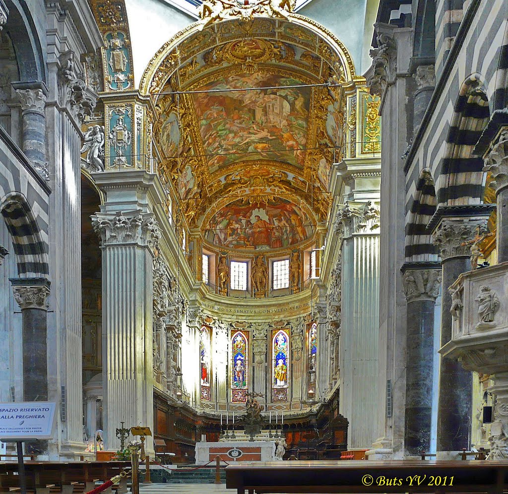 Genoa. The interior of the Cathedral of San Lorenzo. Генуя. Интерьер Собора Сан-Лоренцо