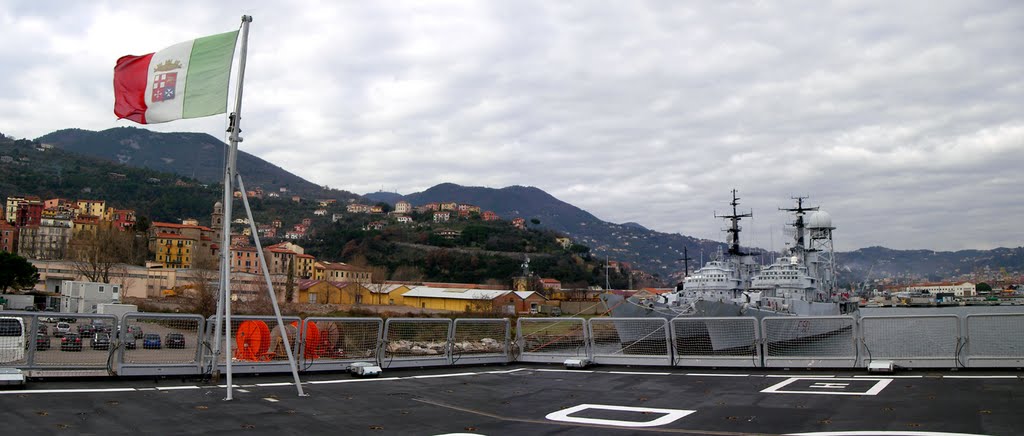 Sventola fiero il nostro Tricolore sul ponte poppiero del Caio Duilio
