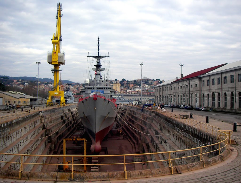 Una nave della MMI in manutenzione nel bacino di carenaggio