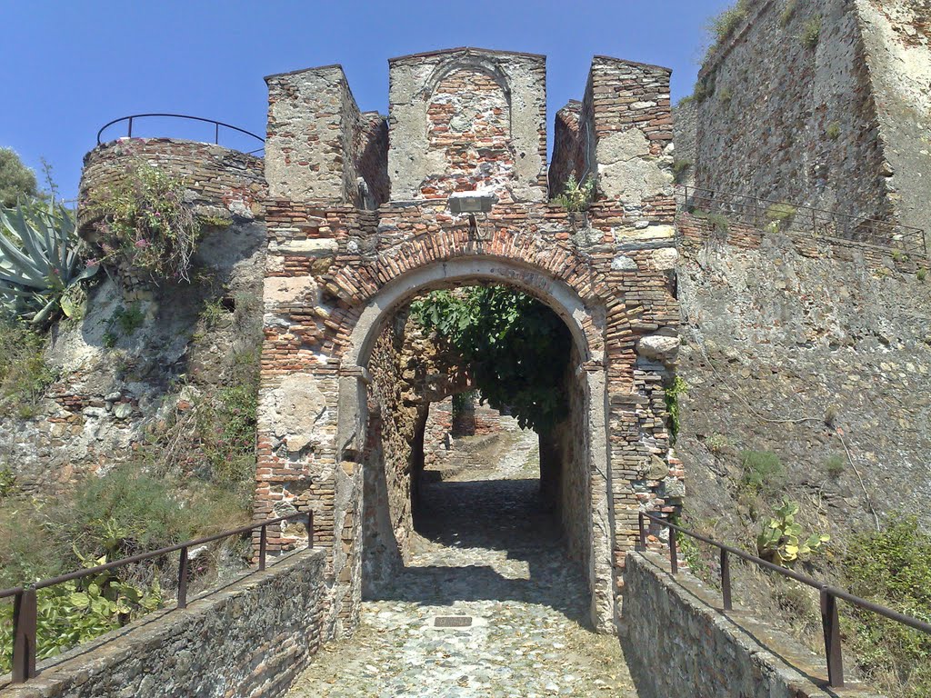 Savona, ingresso dellantica fortezza del Priamar dal Prolungamento a Mare