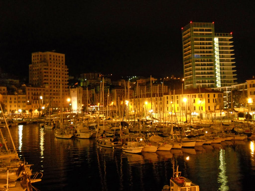 Savona, vecchia darsena di notte