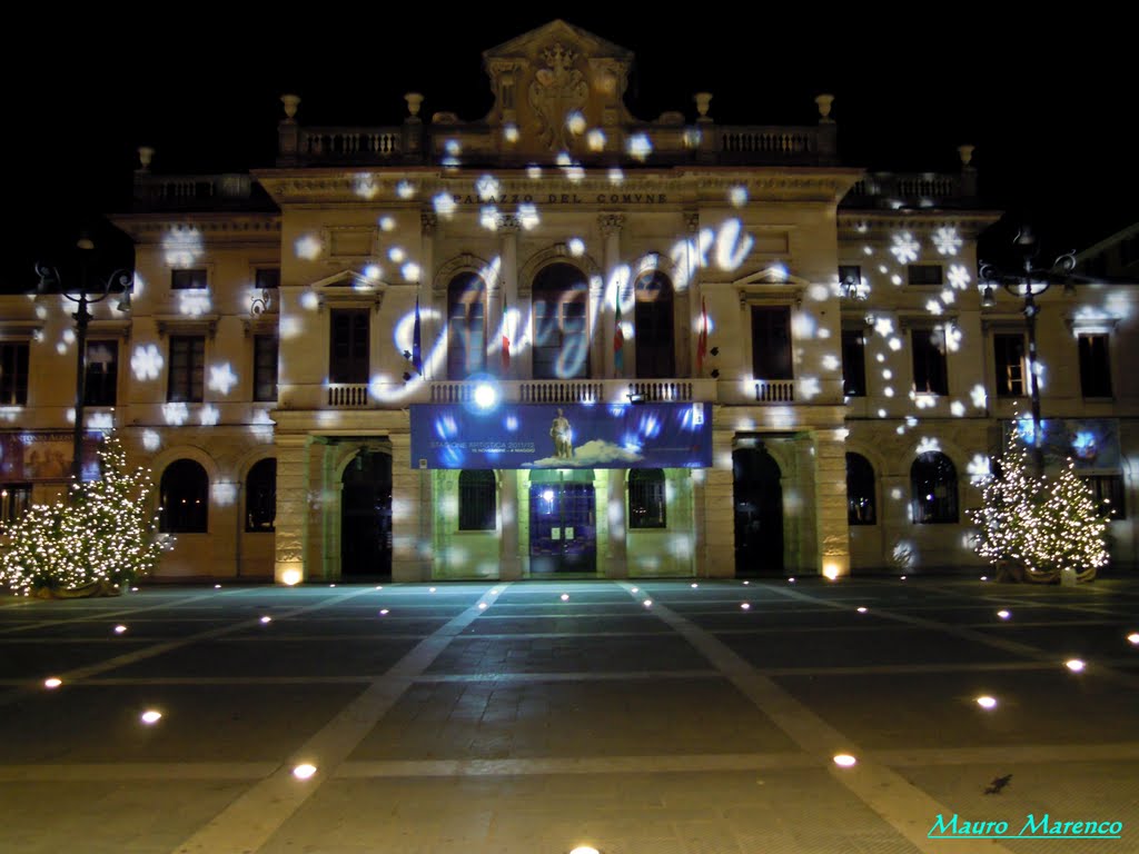 Savona, Piazza Sisto IV. Il Palazzo del Comune con le luminarie natalizie