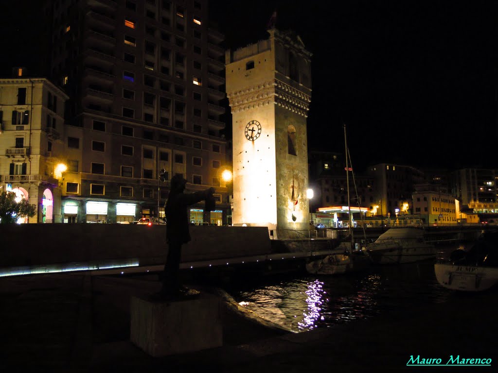 Savona, veduta notturna della Torre Leon Pancaldo ed in primo piano il monumento dedicato alla "Nostra Gente del Mare"
