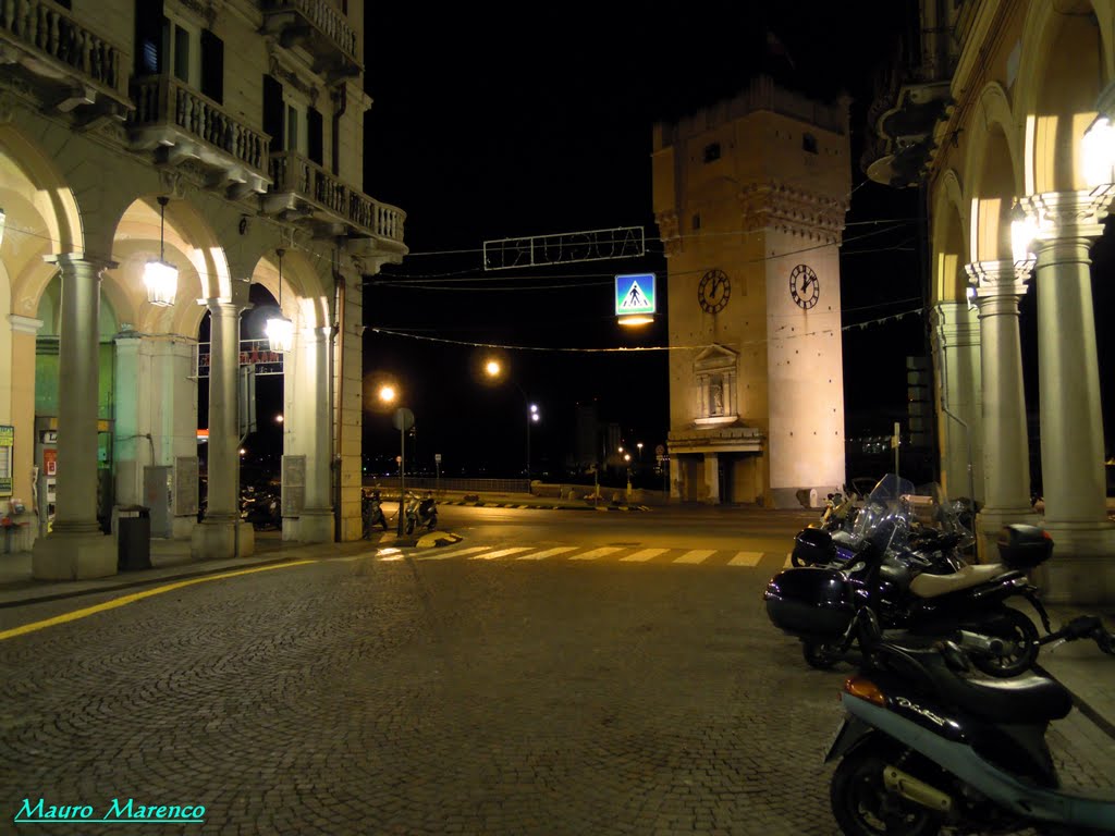 Savona, la Torre Leon Pancaldo con i portici illuminati di Via Paleocapa