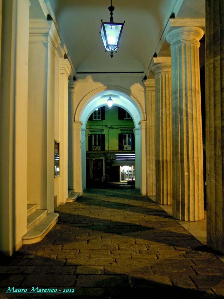 Savona, particolare notturno dei portici in stile neoclassico del Teatro Chiabrera eretto nel 1853 (dedicata a Rafl)