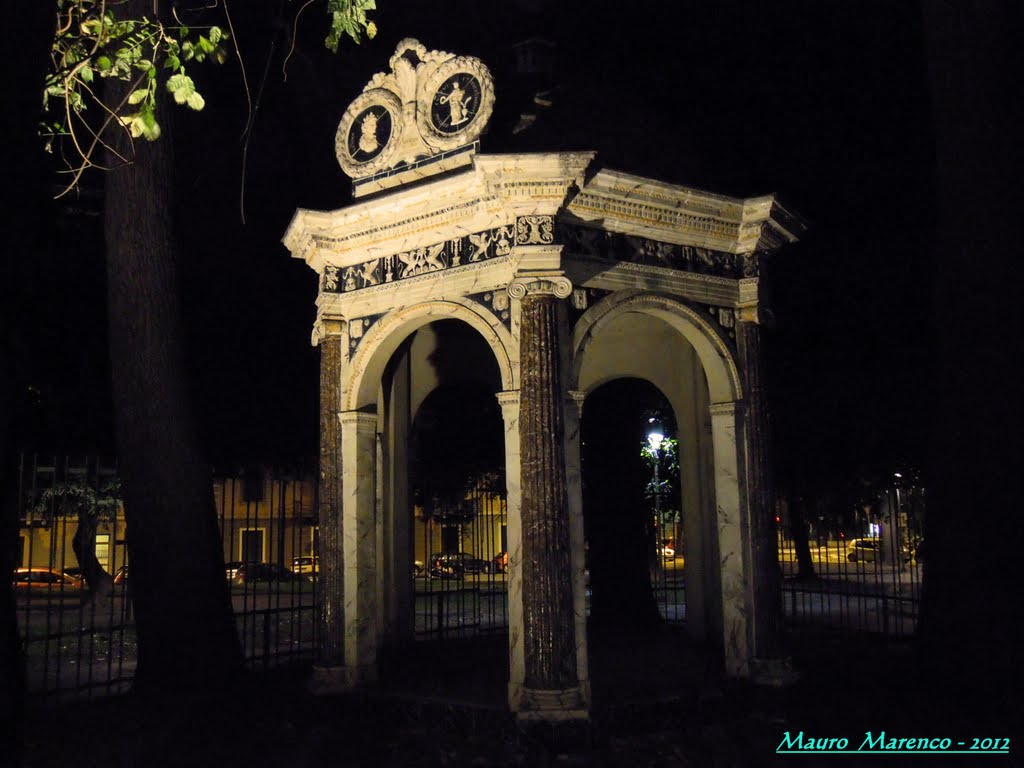 Savona, particolare notturno dei giardini del Prolungamento a Mare. Il tempietto Boselli (manifattura in ceramica)