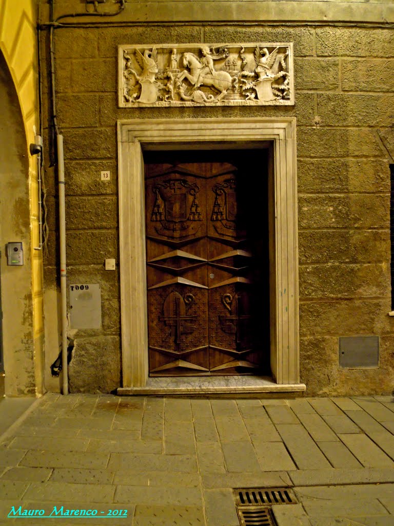 Savona, Piazza del Vescovato. Portone laterale del palazzo vescovile