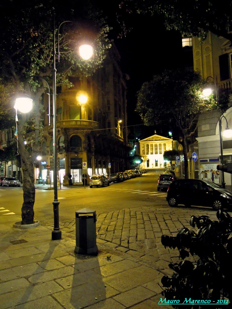 Savona, Corso Italia angolo Via Elvio Pertinace. Particolare notturno con il Teatro Chiabrera sullo sfondo