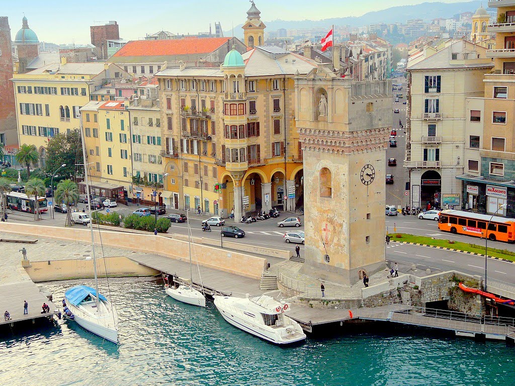 Italie, le centre de Savone  avec la Tour Leon Pancaldo du XIVe siècle