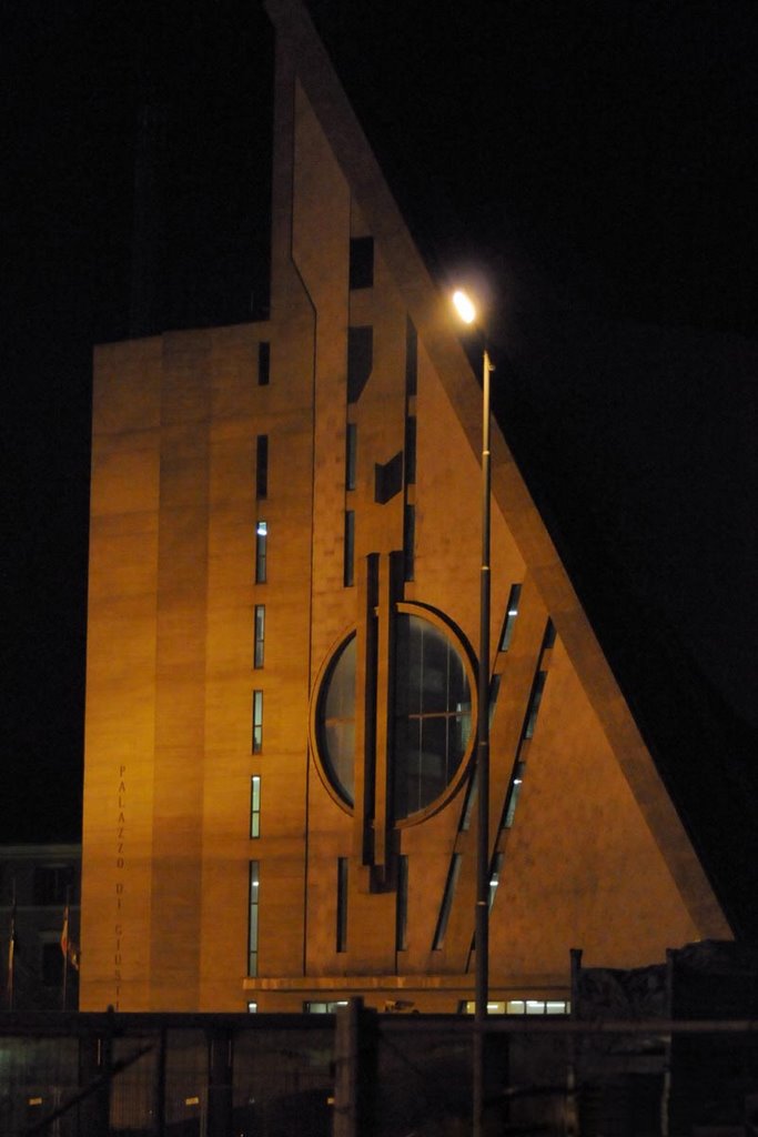 Il tribunale di Savona in notturna