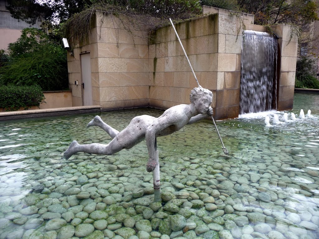 "Pesca subacquea", scultura in  bronzo di Stefano Locatelli - Palazzo della Provincia di Bergamo (GAP del 30/3/2010)