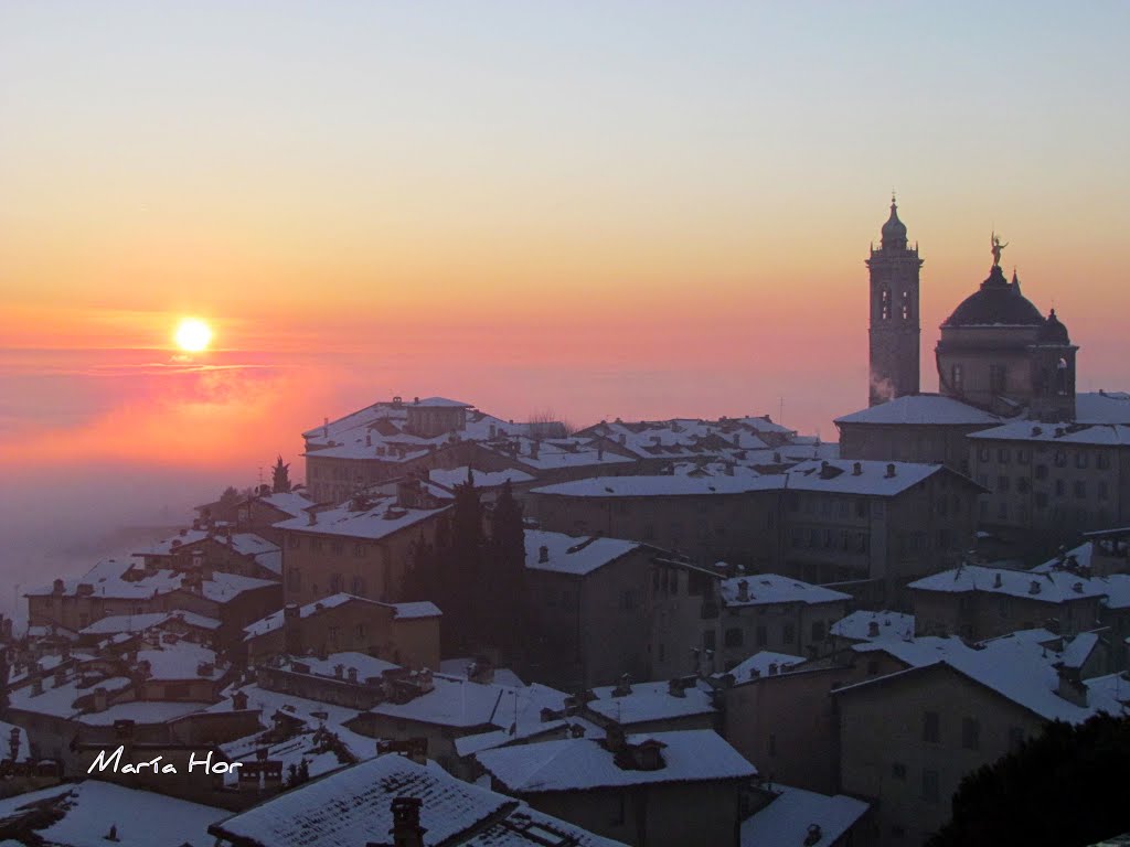 Città alta , neve e nebbia