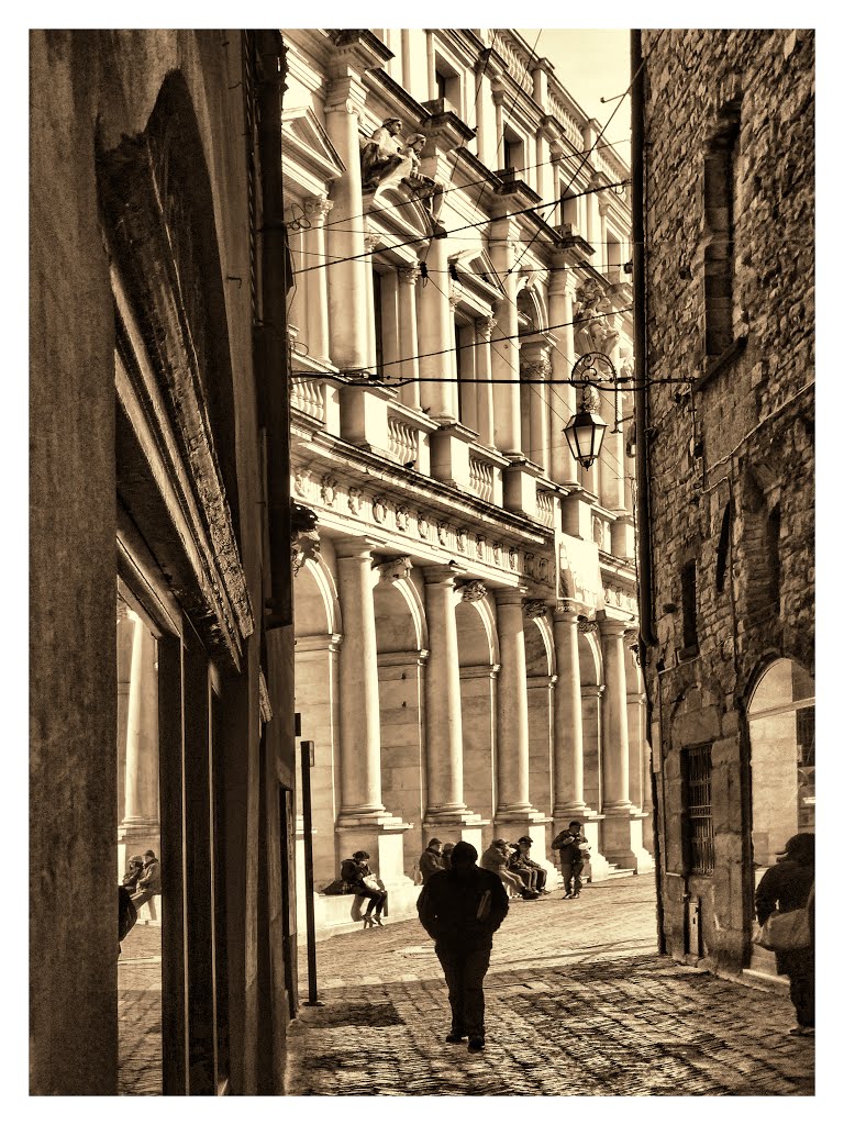 Luomo con il giornale