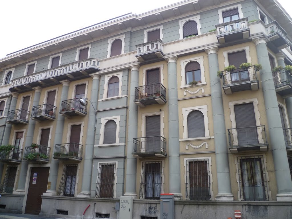 Busto Arsizio (VA) - bel palazzo con paraste in facciata