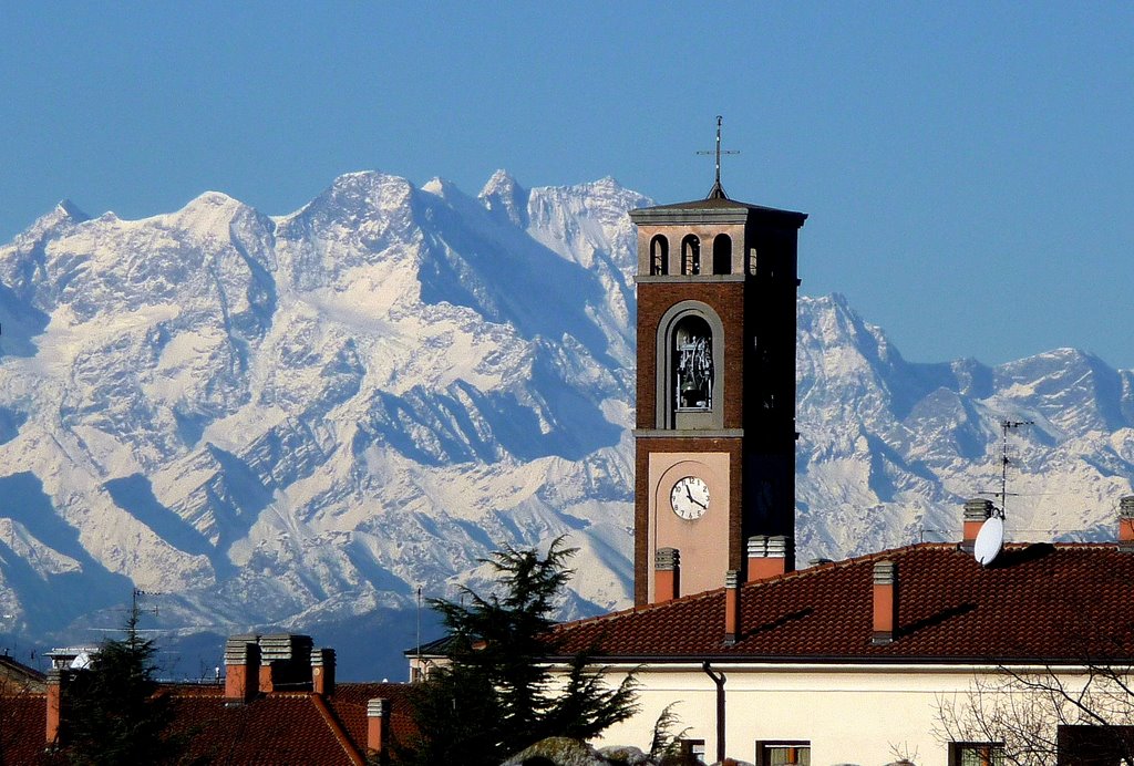 Campanile della chiesa Santi Apostoli Pietro e Paolo (Busto Arsizio - VA) e Monte Rosa