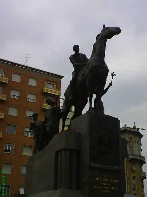 Busto Arsizio, monumento a Enrico dellAcqua.