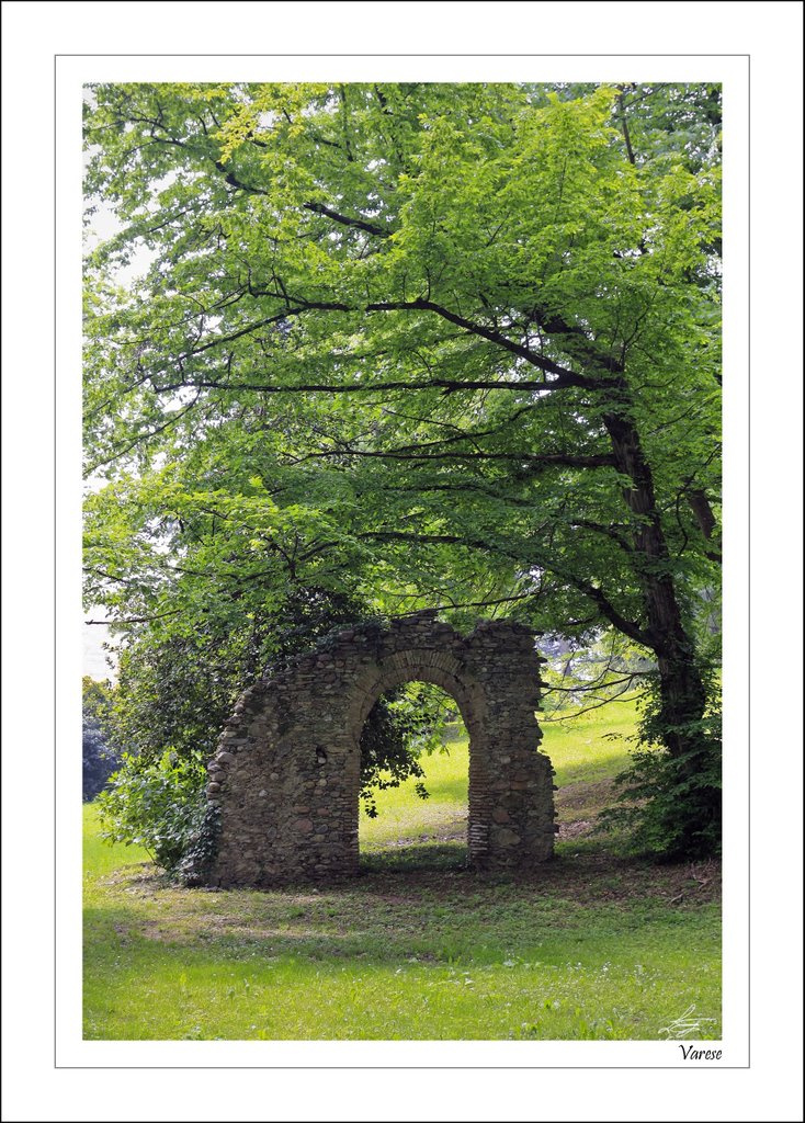 Rovine nel parco di Villa Mylius