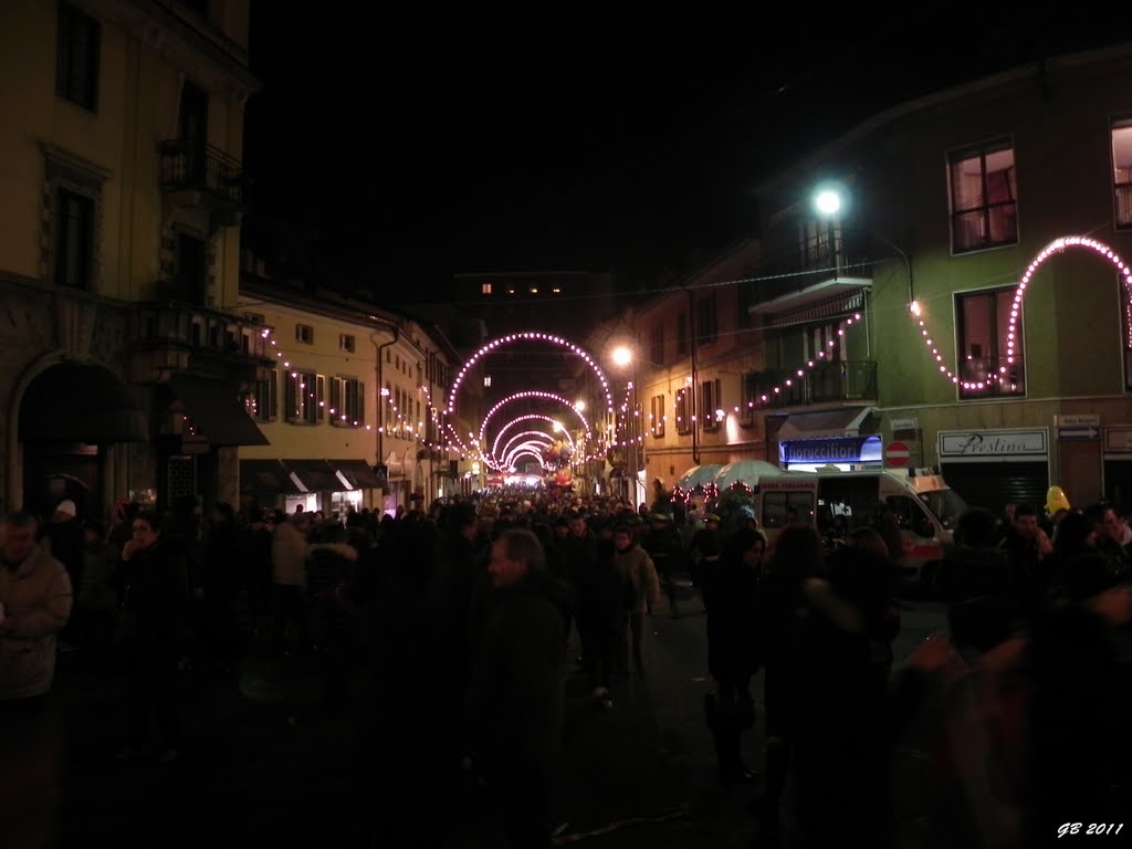 via Carrobbio addobbata a festa