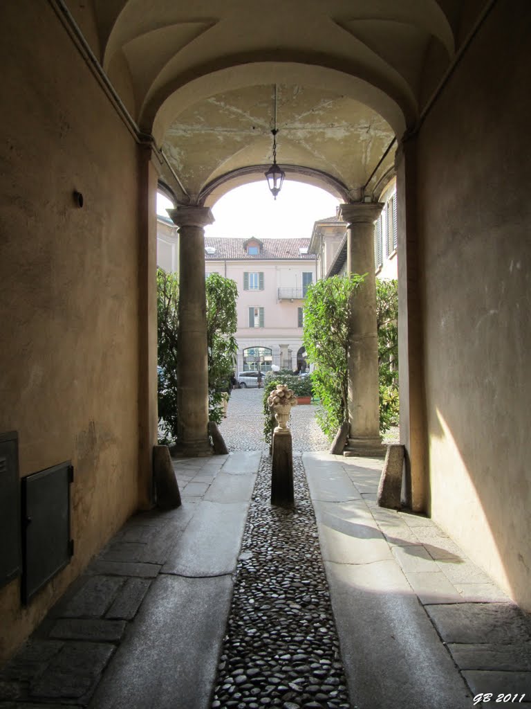 scorcio verso il cortile del Broletto