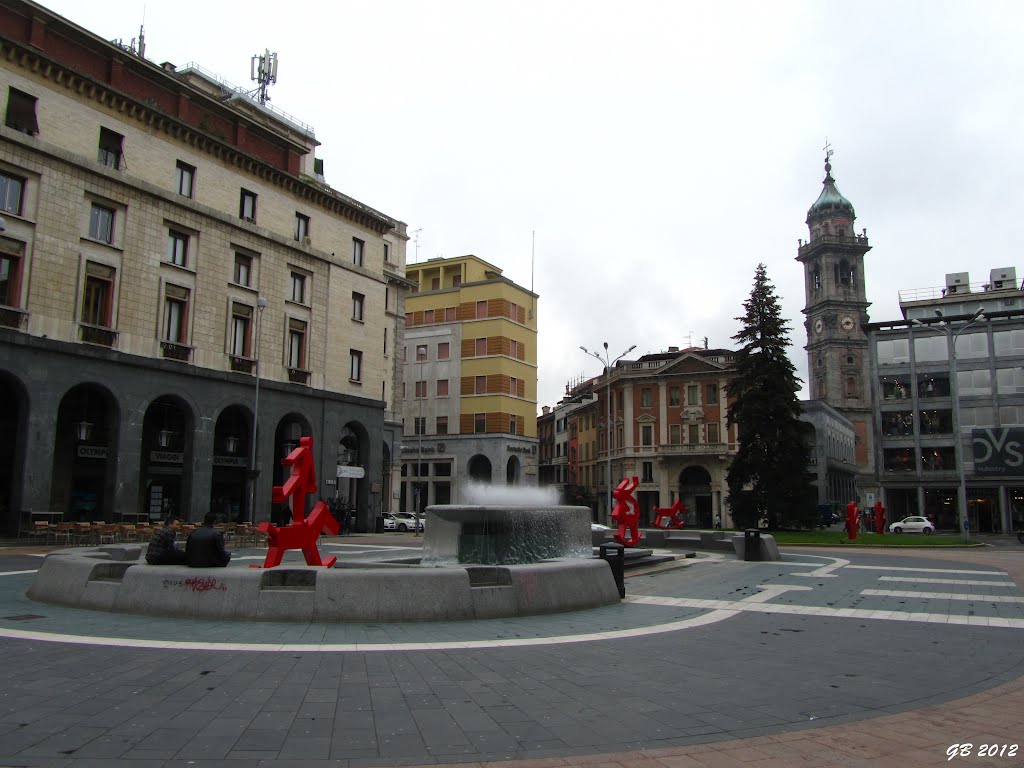 le sculture rosse di Giuliano Tomaino in Piazza Monte Grappa a Varese