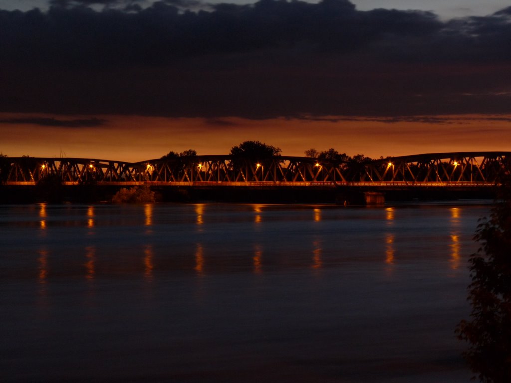 Tramonto sul Po in piena