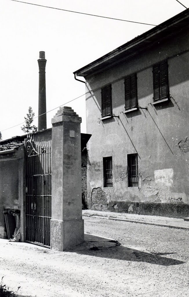 Via Vecchia con una delle ciminiere della Fornace Frazzi