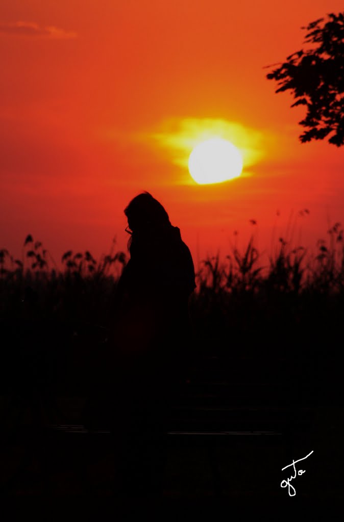 Gutoa100 alla ricerca del tramonto perfetto. Donna al tramonto