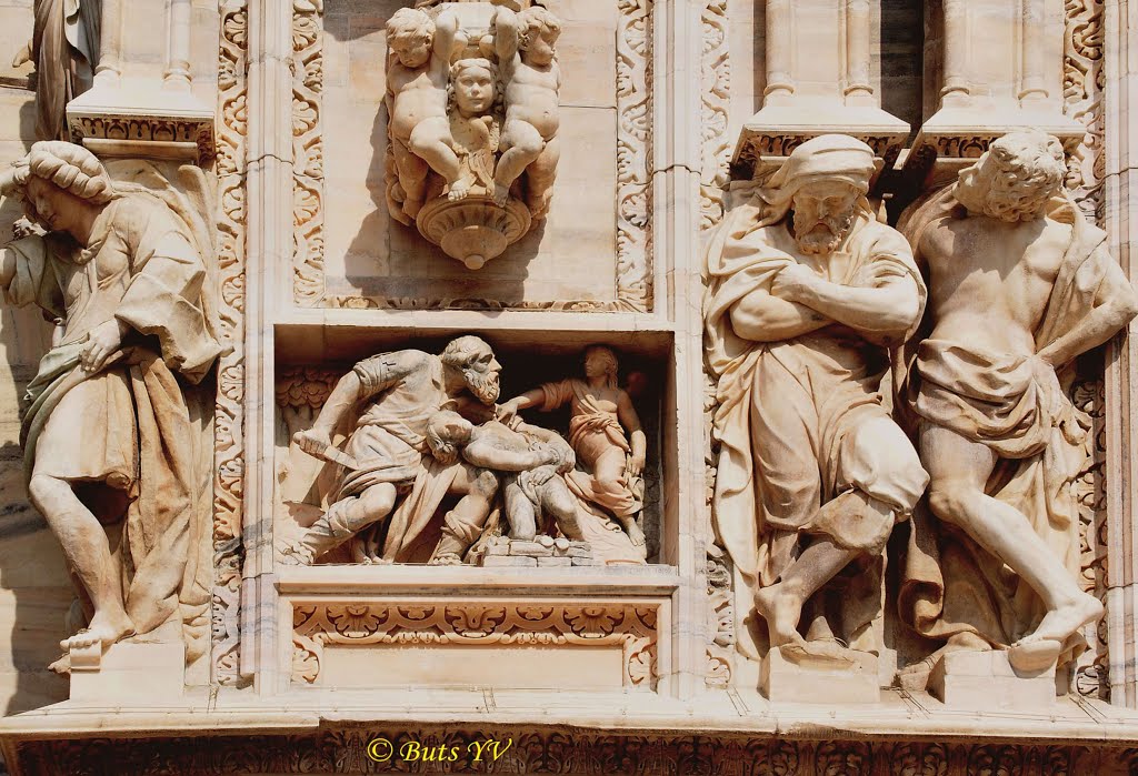 Milan. Detail of the cathedral Duomo. Милан. Фрагмент собора Дуомо