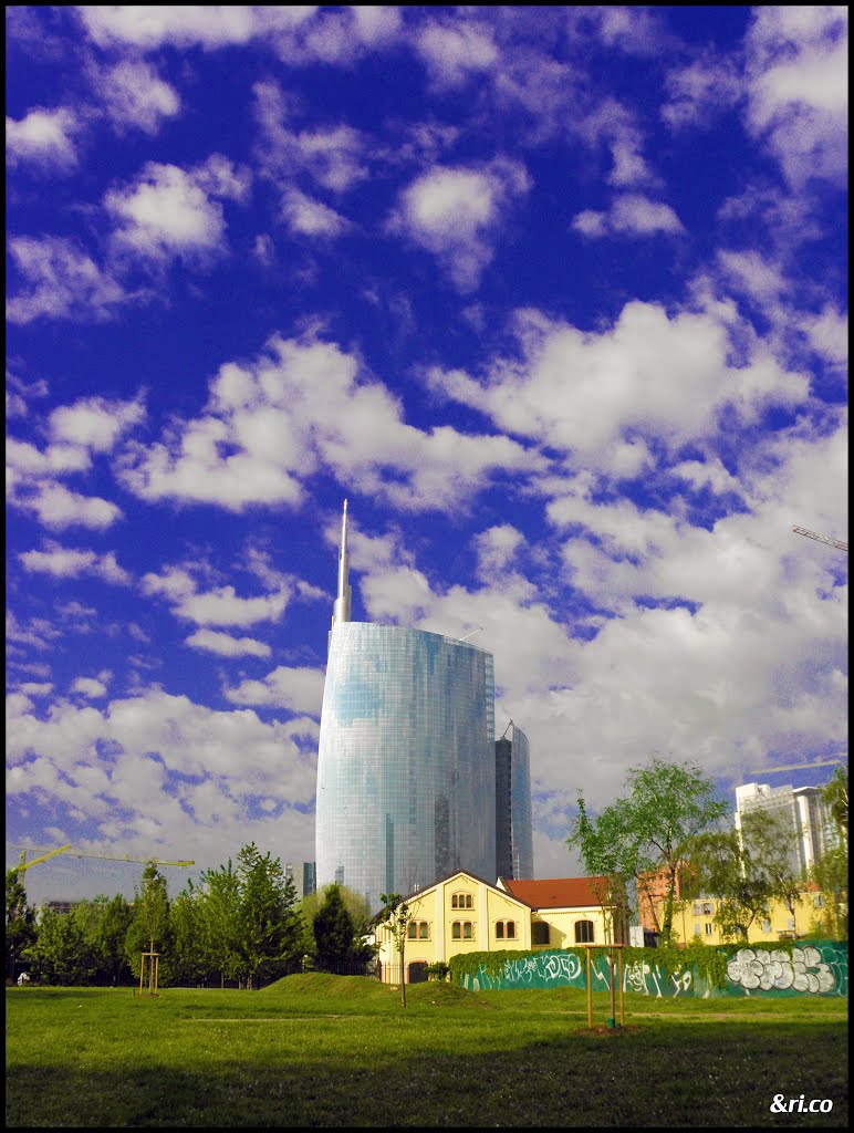 Milan, a skyscraper in the void